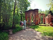 Руины павильона "Баболовский дворец", построенного для фаворита Екатерины II Григория Потемкина