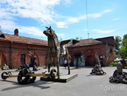 Скульптуры из мусора возле музея истории города
