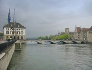 В центре Цюриха на берегу реки