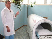 Врач-андролог С.Н.Шибанов у физиотерапевтического аппарата