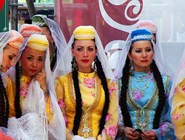 Девушки в татарских нарядах