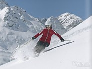 Опытный лыжник на склоне
