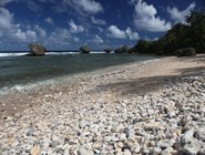 Крупногалечный пляж в Батшебе, Барбадос