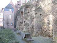 У старой крепостной стены