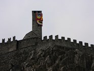 На башню замка Кастельгранде надели маску