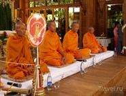 Буддийские монахи в отеле Santhiya Resort and Spa Koh Phangan