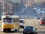 Трамвай на одной из улиц Москвы
