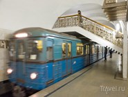 Поезд прибывает на станцию метро "Пушкинская"