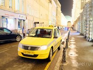 Желтый автомобиль московского такси