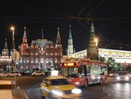 Вечерний троллейбус на пересечении Тверской и Моховой улиц