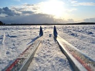 Катание на лыжах по льду озера