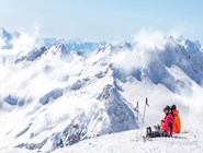 Лыжники на склонах Домбая