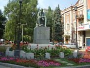 Памятник И. С. Никитину у кинотеатра "Пролетарий"