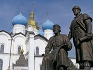 Памятник в Казанском кремле