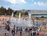Вид на площадь Октябрьской революции и поющий фонтан