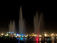 Плавающий фонтан ночью
