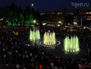 Вид на плоский фонтан Туапсе ночью