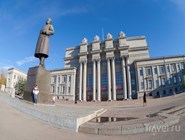 Памятник Куйбышеву и театр оперы и балета
