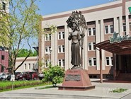 Памятник Кларе Лучко, сыгравшей в фильме "Кубанские казаки"