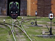 Железнодорожная стрелка и старинный локомотив в музее паровозов