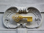 Золотой ключ на фасаде