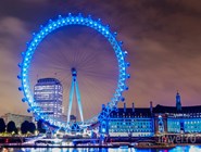 London Eye в вечернем освещении, вид с Темзы