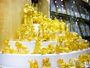 Золотые фигурки на Золотом рынке