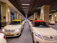 Автомобили такси на подземной парковке