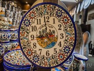 Часы с традиционным орнаментом - популярный сувенир на дубайских рынках