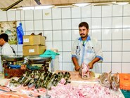 Свежая рыба на рыбном рынке в Дейре