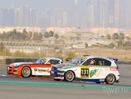 Участники 24-часовой гонки на автодроме Дубая