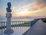 Памятник Аванесову на набережной за Высоким берегом