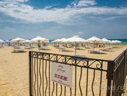 Некоторые пляжные зоны закрытые и работают только для постояльцев отеля, к которому относятся