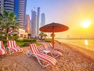 Рассвет над пляжем в Абу-Даби