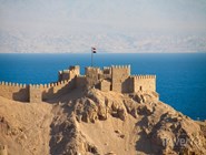Крепость крестоносцев в Табе, на другой стороне - Иордания