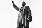 Старые памятники украсят рижский парк. // Б. Колесников