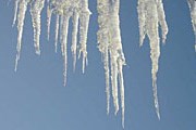 Теплая погода мешает открытию ледяного отеля. // 2goroda.by