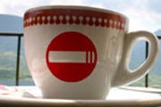 Таким знаком будут отмечены заведения, участвующие в акции. // lokalbezpapierosa.pl