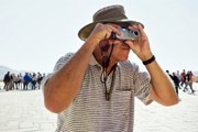 Настоящих туристов с фотоаппаратами в Китае все больше и больше. // GettyImages