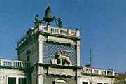 Каждый час бронзовые мавры бьют в колокол. // hotel-venice.net