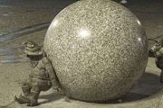 Два Сизифа катят тяжелый гранитный шар на Рыночной площади. // wroclawzwyboru.blox.pl
