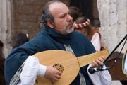 Жители районов соревнуются в пении. // calendimaggio.com