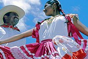 Танцы во время фестиваля Guelaguetza. // kqed.org