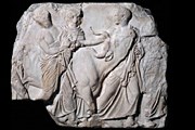 Фрагмент мраморного барельефа с южного фриза Парфенона. // thebritishmuseum.ac.uk