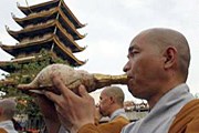 Буддистские монахи на открытии пагоды. // Reuters