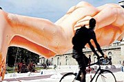 Художник без комплексов раздел и увеличил себя. // karei.com