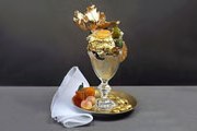 Мороженое покрывают съедобным золотым листом и посыпают крошкой самого дорогого в мире шоколада. // РБК Бизнес-Стиль
