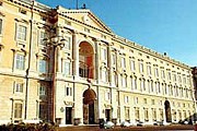 Королевский дворец, в котором пройдут мероприятия кинофестиваля. // aptours.it