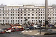 У гостиницы "Октябрьская" всем места не хватит.// npark.ru