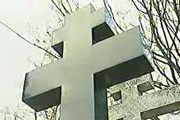 Туристы приезжают на Сент-Женевьев-де-Буа поклониться могилам великих эмигрантов. // НТВ